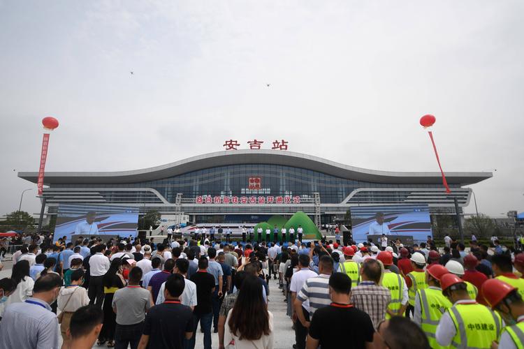这是6月28日拍摄的商合杭高铁浙江安吉站开通仪式现场